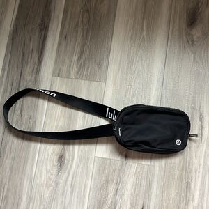 Lululemon belt beg logo strap